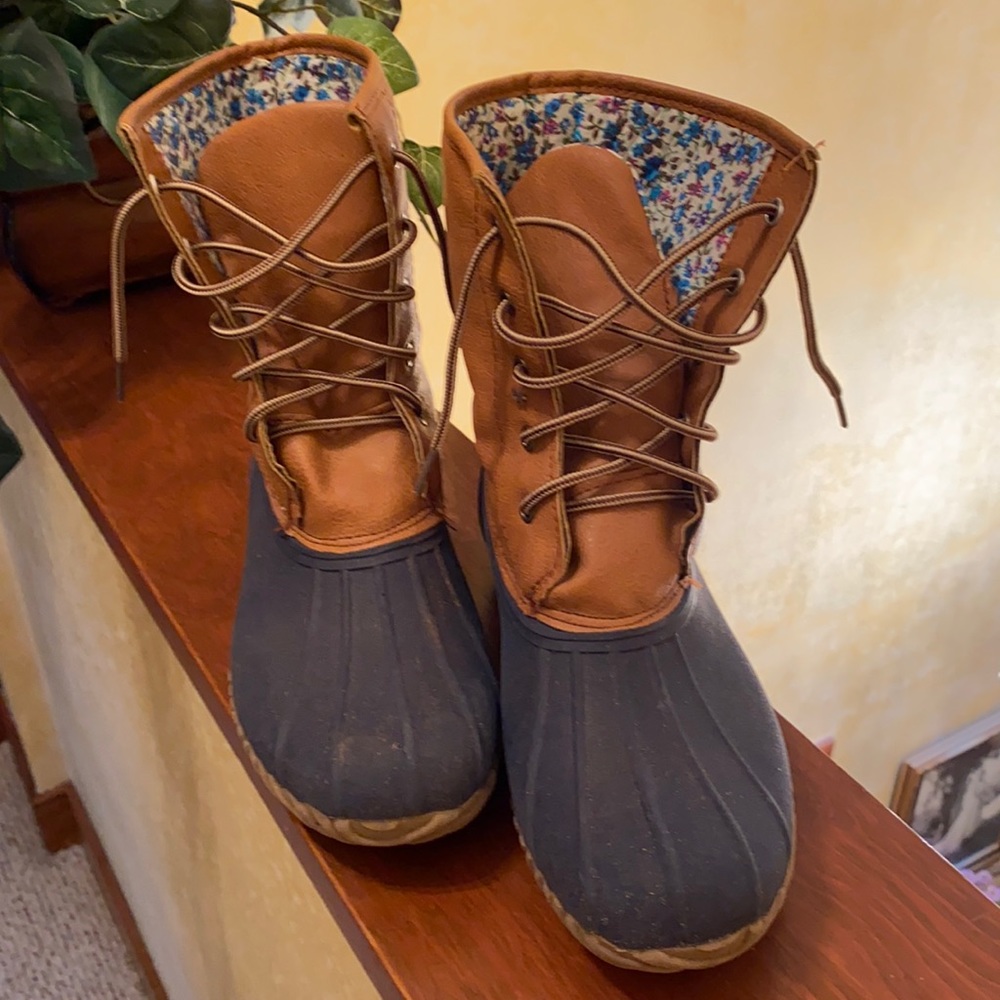 Size 9 Rain Boots - see pics